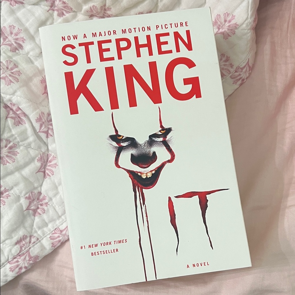 Stephen King IT Paperback Novel - White & Red Cover